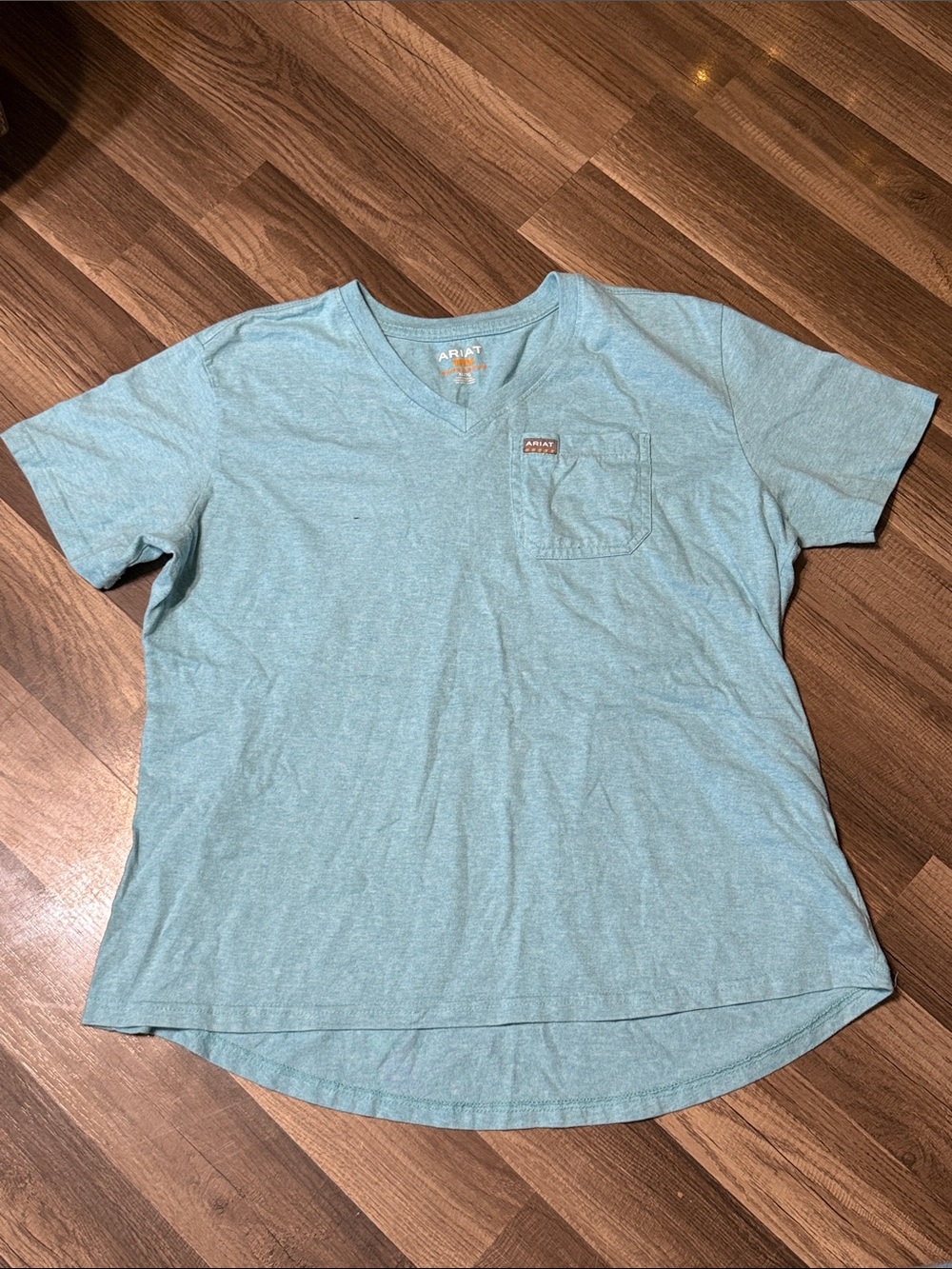Ariat women’s Light Teal V-Neck Pocket Tee size XL
